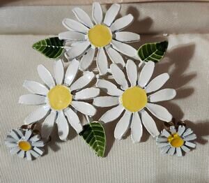 Vtg 1960s Daisy Pin Brooch Pin Earrings Set in Box